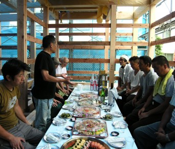 木組みの家「高円寺の家」上棟式の直会の様子です