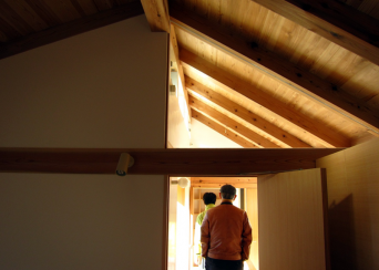 木組みの家「高円寺の家」寝室上のガラス