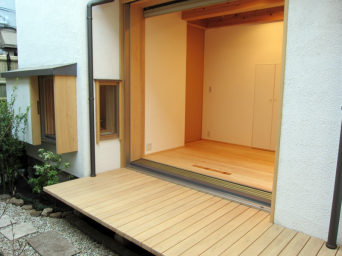 木組みの家「高円寺の家」庭から