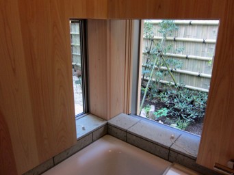 木組みの家「高円寺の家」浴室から