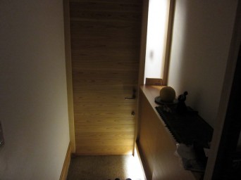 木組みの家「高円寺の家」玄関に小窓