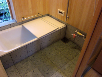 木組みの家「高円寺の家」浴室石貼