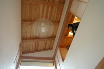 「木組みの家に住んで」吹抜のインテリアファン