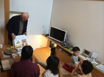 「木組みの家に住んで」紙芝居で説明