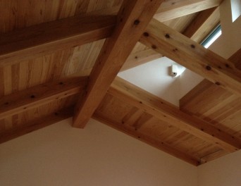 「木組みの家に住んで」越屋根から温度差換気